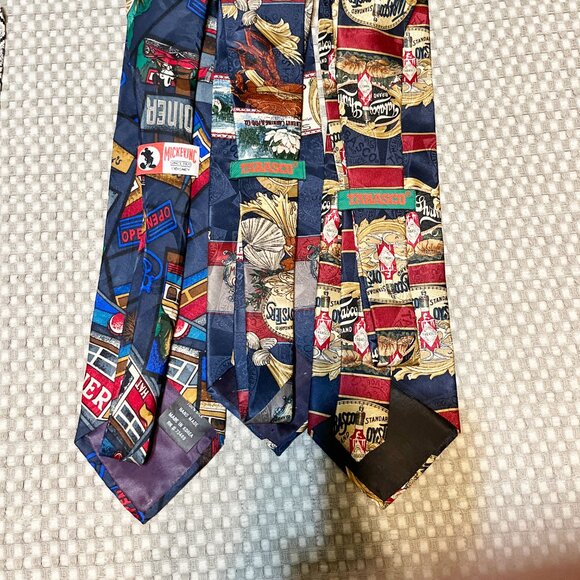 9 vintage Looney Tunes/Disney, Postage Stamp, Tabasco ,Christmas, etc, neck ties - Picture 8 of 9